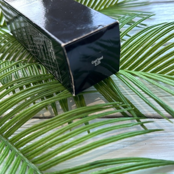 NIB Bobbi Brown Skin Long-Wear Weightless Foundation SPF 15 in Cool Sand 2.25 - Picture 4 of 7